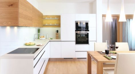 Легкие кухонные шкафчики с теплой текстурой древесины